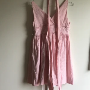 Ralph lauren klänning - Säljer en jätte fin Ralph lauren klänning för den är för liten. Är du intresserad skriv till mig😃