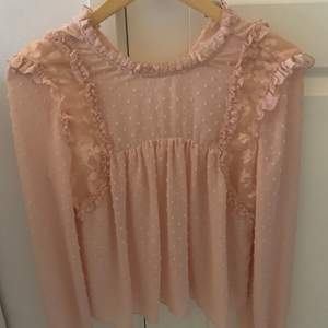 Säljer en jätte fin rosa blus från Zara i stl M, men passar S-M💖 Nypris 349, säljer för 80kr 💖
