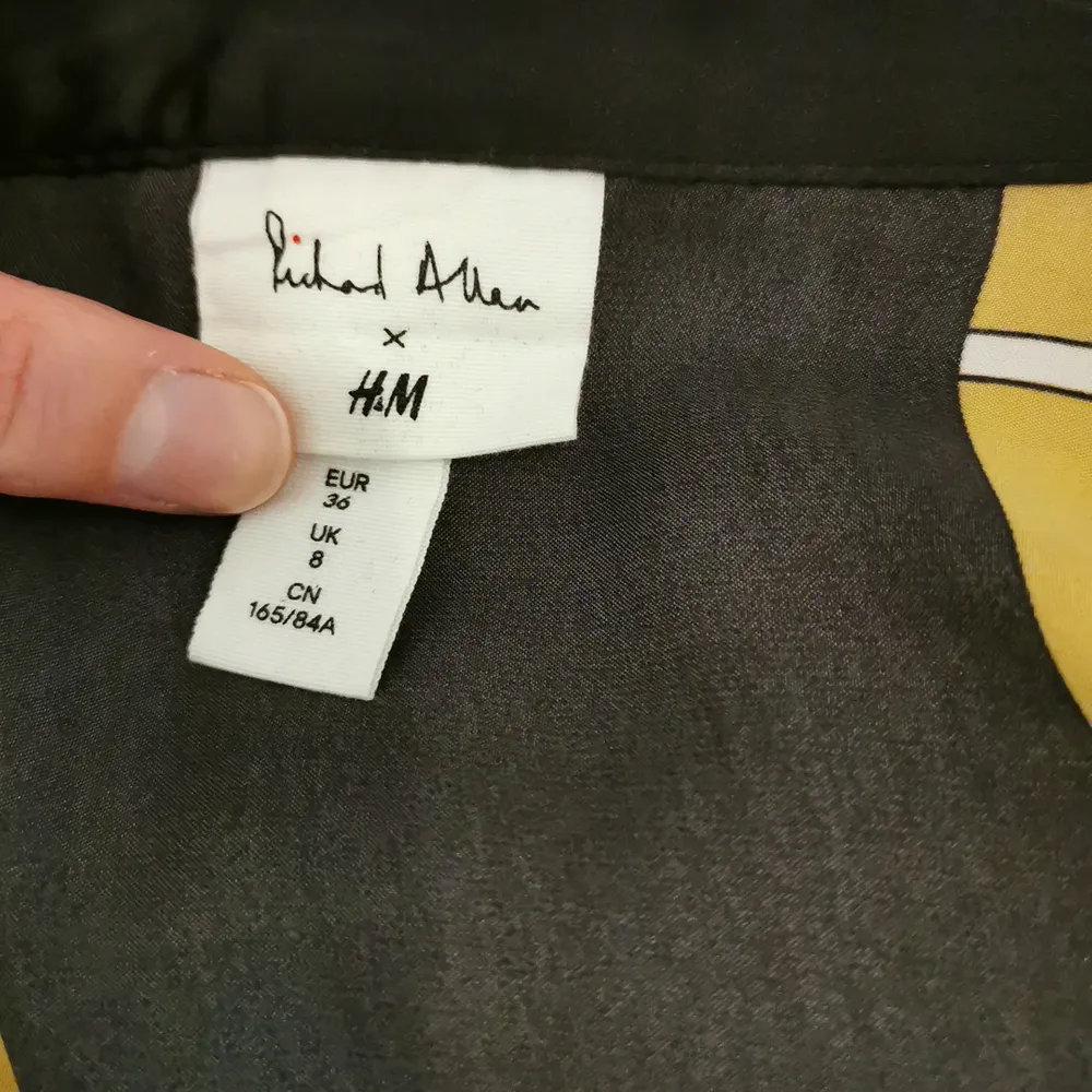 Mönstrad silkesskjorta (100% polyester) från HM x Richard Allen. Strl 36 men något tight över armarna/axlarna för mig som vanligtvis har strl 36/38. Något längre i modellen, se bild 2. Nyskick! . Blusar.