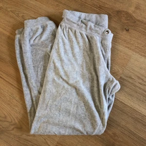 GRÅ OCH SVARTA MJUKIS FRÅN CUBUS - Gråa och Svarta mjukis från Cubus, använda men i bra skick! (Båda snörena är av) ⭐️ Gråa mjukis : Strl M Svarta mjukis: strl S 👍🏼 Båda för 80kr 