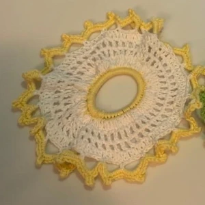 Vit scrunchie -  Handvirkade scrunhies, och har ett väldigt fint mönster. Har 3 vita och 14 totalt (har lagt ut flera.) Den största är 19cm och den minsta är 14cm ⚠️Limited edition⚠️. Kontakta om mer info.