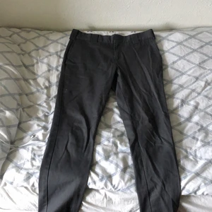Dickies byxor - Gråa chinos från Dickies i bra skick dock skavda på vissa ställen då jag har skejtat i dem. Säljer då jag inte använder de längre. Byxorna är i modellen slim fit. 