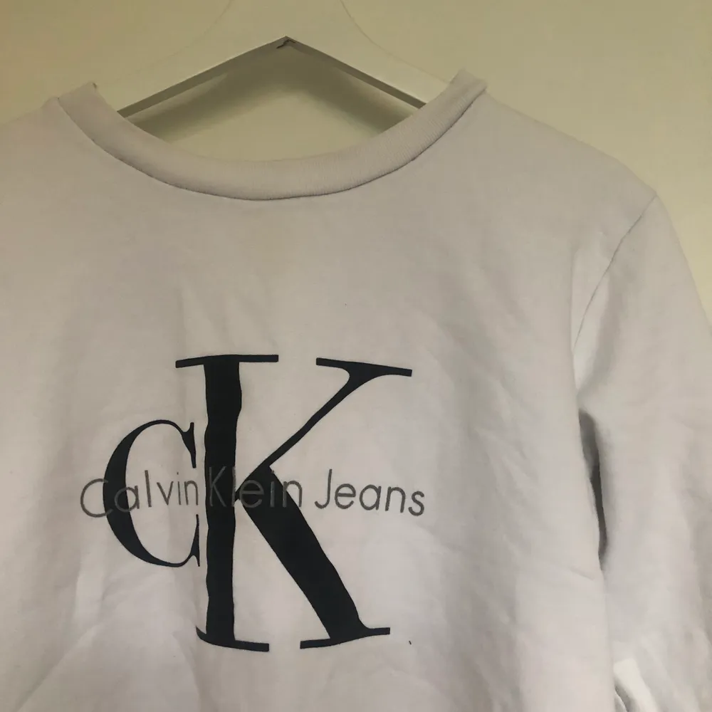Vit tröja från Calvin Klein i stl XS. Nypris 999kr och säljer billigt för att bli av med kläder ur garderoben☺️ Går att hämtas i Linköping eller skickas på posten (köparen står för frakten - 59kr) 💕 Skriv om du har fler frågor eller vill köpa tröjan🤍. Tröjor & Koftor.