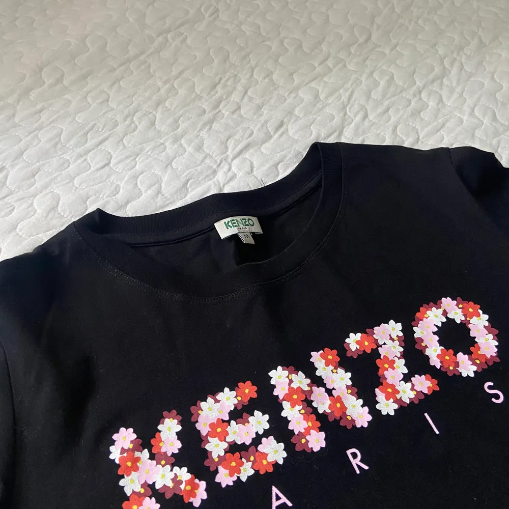 Fin t-shirt från Kenzo som typ aldrig är använd mer än provad. Kommer inte till användning längre!🌸 köptes för några år sedan för 900kr, säljer för 300kr!. T-shirts.