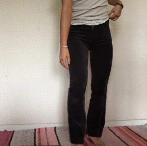 Armani byxor - Bruna byxor i sammet från Armani Jeans. Jag är ca 165cm och bär oftast 25-26 i midjemått. Obs, knappen sitter lite löst men kan justeras med några stygn