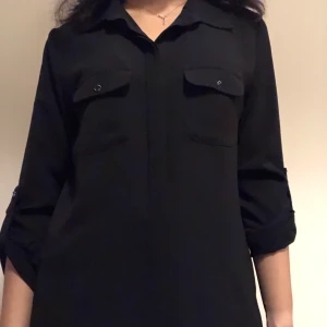 Svart skjorta  - Elegant svart skjorta. Har aldrig använt. Om du beställer fler kläder från mig behöver du inte betala frakt separat för alla produkter❗️❗️