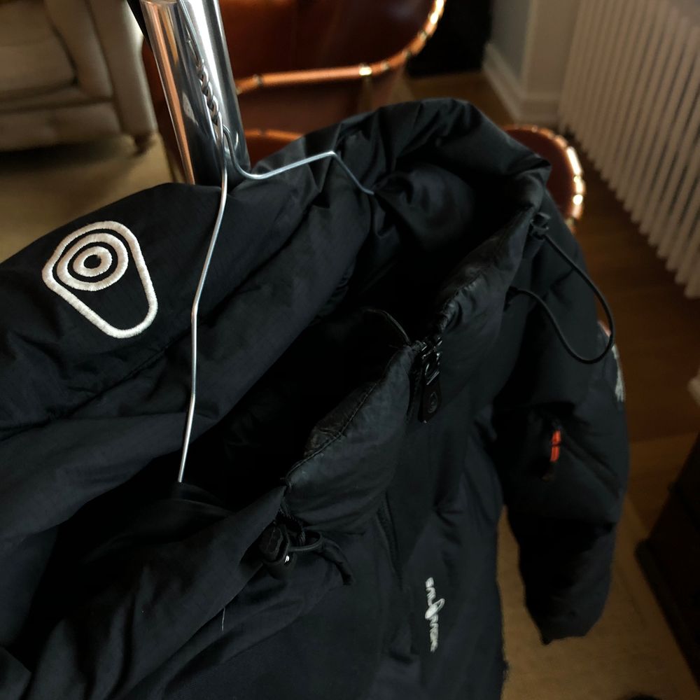 Sail Racing M Cape Down jacka. Försiktigt använd och i bra skick. 5st fickor varav en är på insidan av jackan. Justerbar huva, armar och längst ner vid midjan. Rätt stor i storleken så passar M också. Ny pris 3500kr. Pris kan diskuteras vid snabb affär.. Jackor.