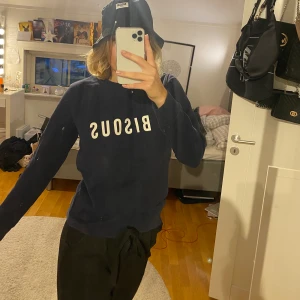 Tröja - Crocker - Mjuk och skön mörkblå tröja i fint skick. Passar bra nu till hösten. Säljer eftersom jag har 2 likadana. (Ursäkta min smutsiga spegel...) 