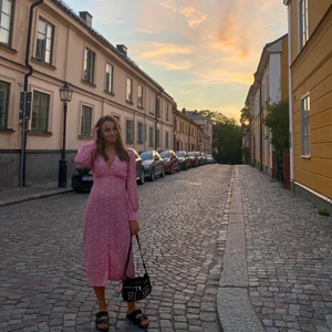 Nunoo - Säljer denna as snygga Nunoo väskan med runda nitar på, pga att den inta används!! Är i modellen Ellie i svart mocka! Väskan är i väldigt fint skick!! Original pris var 1600kr!! 