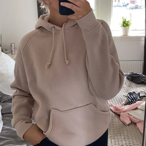 Beige hoodie - Beige hoodie från bikbok storlek XS! Använd fåtal gånger, köpt för 299 kr men säljer den för 170 kr inkl frakten 🤎