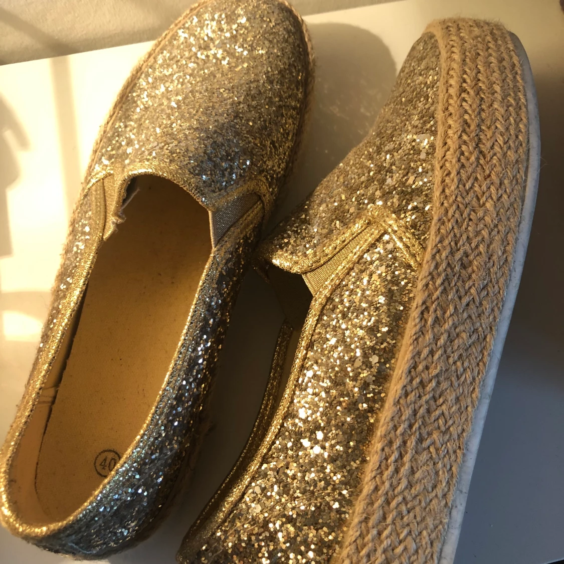 Guldglittriga skor. Storlek 40 - 90
