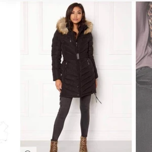 Vinterjacka - Säljer denna vinterjackan som är i super fint skick och som passar bra till allt. Säjer pga att jag köpt en ny jacka så denna kommer tyvärr inte till andvändning längre. Köpt för 4000kr helt ny, har tyvärr tappat bort kvitto. BUDA!!😊💝 