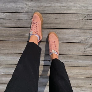 Sneakers  - Rosa sneakers i manchester likande material. Helt oanvända & coola skor!<3