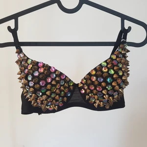 Nitbh/topp - Skit cool nitbh! Säljer den då den tyvärr inte kommer till användning. Endast använd ett fåtal gånger. Storleken är 38/85. Passar mig som brukar köpa 75B/70C. Banden går att justera samt ta av, bak finns 3 häkten som på en vanlig bh. Frakt ingår.