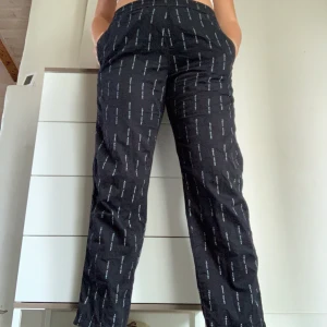 skit coola byxor - Skit coola byxor! Ifrån SWEET SKTBS, köpt på junkyard. Storlek är xs från herr (skulle säga M i tjejstorlek) så snygga när dom sitter lite pösigt😍 så passar från xs-L skulle jag säga beroende på hur man vill att dom ska sitta! Jag själv gillar dom lite mer bagy vilket är anledningen till varför jag säljer dom! Tycker dom sitter för tight på mig för min smak 🥺 150kr (köpta för 500kr)