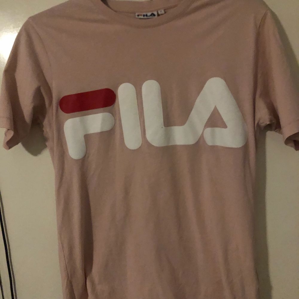 Levis tröjorna är fake, fila är äkta 🥰 Fila tröjan kostar 65 och de andra två 50. T-shirts.