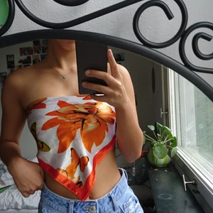 Fjärils scarf - Jättefin orangevit scarf med fjärilar och blommor på som tyvärr inte har kommit till användning. Kan användas som en topp eller som hårscarf. Köparen står för eventuellt frakt ✨