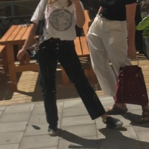 Weekday voyage jeans  - Svart/grå jeans från weekday i modellen voyage. Gillar jättemycket men tyvärr för små för mig nu. Lite croppad modell storlek 28/28 