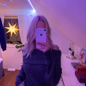 Grå mysig off-shoulder tröja  - Säljer min mysiga off-shoulder tröja i strl 34 som nästan aldrig är använd! 