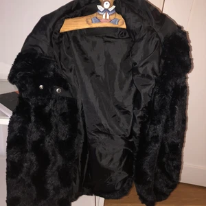 Vero Moda  jacka - Pälsjacka från Vero Moda, så fin och stor luva. Inga skador+frakt tillkommer