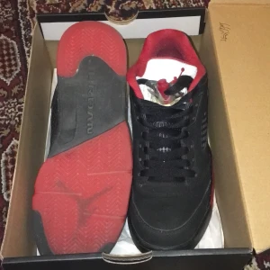 Air Jordan 5 Retro Low (GS) - Air Jordan 5 low GS (gradeschool). Köpta 2016, knappt använda och har alltid legat i lådan. En cool sko, eventuellt svår att få tag på nu. Orginal skosnören och plastbiten vid skaftet. Kan behövas extra sula till då den är väldigt platt.