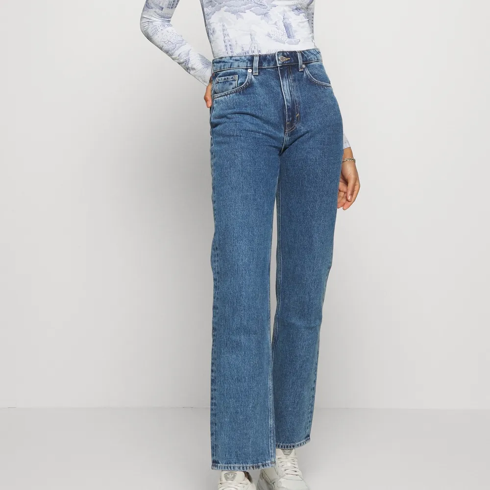 Supersnygga jeans från Weekday, modellen är Voyage och färgen är Standard Blue. Inte mycket använda, storlek 31/30 (långa 30:or, brukar ha 32 i längd.) Nypris 500kr.. Jeans & Byxor.