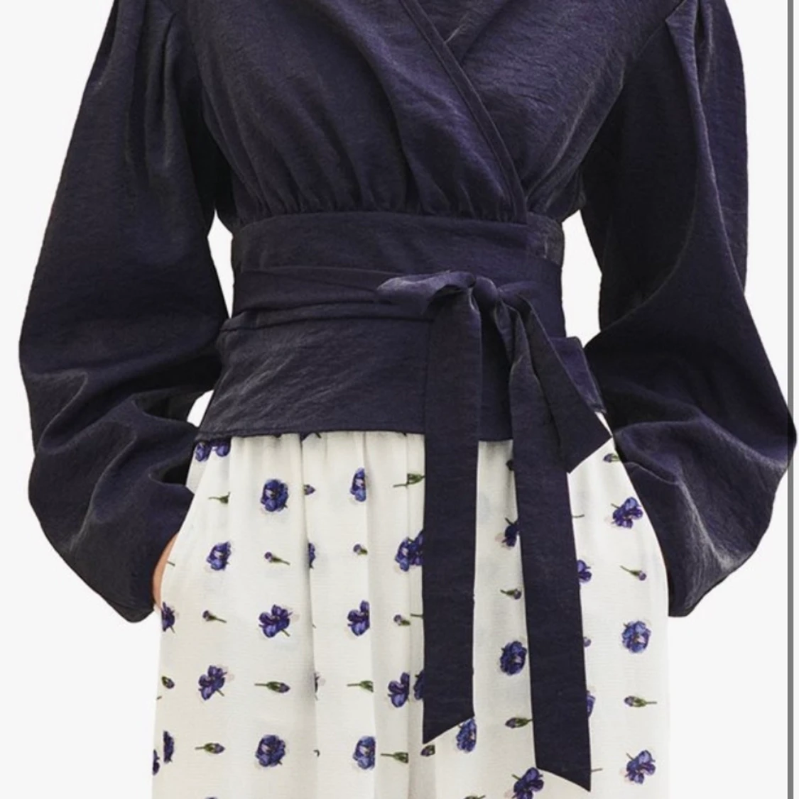 Blå blus i glattat material