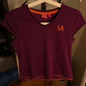 Träningströja  - Träningströja i fin lila färg, storlek 158cm. Aldrig använd så helt i nyskick. Frakt tillkommer 