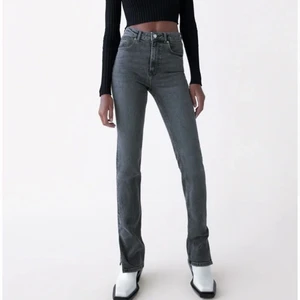 Split jeans - Populära split jeans från zara. Oanvända i storlek 36, köparen står för frakt💕