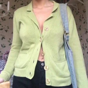 Så fin kofta! - Så härlig grön kofta med krage! Köpt second hand och använd ett fåtal gånger så i fint skick💓 FRI FRAKT :)