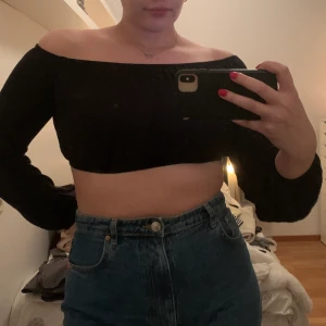 Svart topp  - En svart topp från Nelly i strl M, den är kort och har resår i kanterna. Superfin och använd 2 gånger