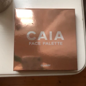 Oöppnad caia facepalette  - I färgen classy. Säljer för råkade beställa 2. Så sista bilden är på den andra paletten som är öppnad.