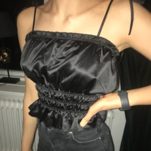 Topp från Zara i S - Topp från Zara i storlek S. Aldrig använd och har inga slitningar!