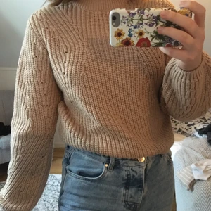 Stickad tröja - stickad tröja från gina. storlek XS men passar även S. fint skick, inte stickigt material