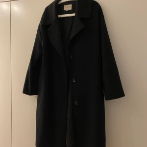 Kappa från Nakd - Kappa från Nakd, något nopprig i tyget men materialet var lite så när den var ny också 🥰 Strl 40 och något oversize i modellen 🥰  Nypris 1100:- 💕