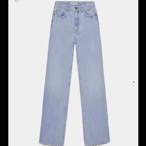 Jeans - Säljer dessa super snygga jeans från zara för att de är för små, budgivning sker i komentarsfältet, startpris 200kr😊 BUDGIVNINGNE SLUTAR PÅ SÖNDAG!!!köp för 300 direkt