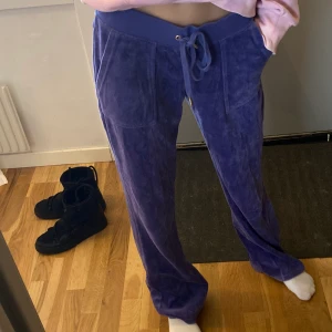 Mjukis byxor, juicy couture - Lite stora för mig i midjan och benen, men går att vika upp! 