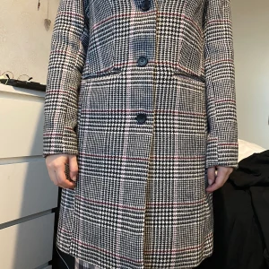 Kappa - Kappa i klassisk, rak modell med enkelknäppning och två passpoalfickor fram. Snyggt skuren krage och slag. Tillverkad i härlig ullmix samt foder i vävd kvalitet. Använd endast några gånger därmed i väldigt fint skick.  Färgerna är svart, beige och svartvit. Storlek 42 Nypris 600kr/st Säljer för 120 Finns i Göteborg  