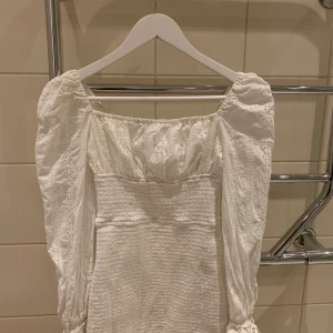 Vit adoore klänning  - Säljer nu vit adoore klänning som jag köpte sommaren 2019, den har använts får gånger och är i gott skick!!