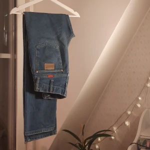 Jeans  - Jättesnygga mörkblå jeans från märket Wrangler, köpta på second hand. Det står ingen storlek i byxorna, men skulle säga att de är ca W:24-25  L:32. Då de är ungefär strl XS-S och väldigt långa i benen. De liknar levis 501 i modellen å är knappt använda!💞 Det är bara att skriva för fler/bättre bilder🥰