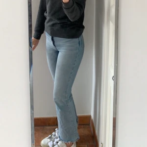 Levis jeans - Ett par Levis jeans som jag lägger upp igen pga oseriös köpare sitter skit bra över ben och lår och rumpa 💞💞köparen står för frakten pris kan diskuteras