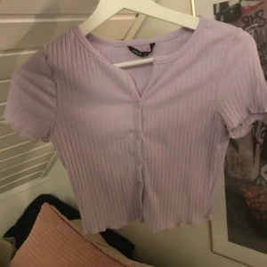 Ljuslila tröja med knappar - Ljuslila tröja med knappar från shein. Strl xs. Andvänd ett fåtal gånger, bra skick. Säljer pga använder inte. Säljer för 55kr+ frakt, vid snabb affär bjuder jag på frakten.