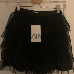 Tyllkjol från zara strl 164/s - Säljer denna fina kjol som är helt ny då jag har två!🙏🙏😬Så fin och snygg till stickat! Strl 164/S