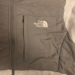 The North Face Fleece - Superskön fleece från The North Face! Köpt från Beyond Retro men jag har inte använt den sedan dess!
