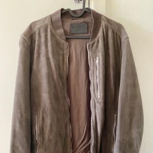 Allsaints grå suede bomber - Nyskick, inköptes tidigt 2020 från Zalando, nypris ca 4000kr