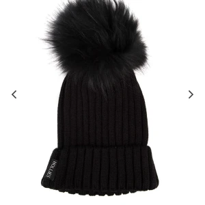 Mössa med pälsboll - Säljer min svarta mössa! Den är inte från märket Hollies men hittade ingen bättre bild. Pälsen är äkta! (Pris kan diskuteras)