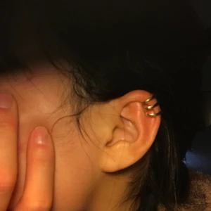 Örhängen - Köpte på glitter. 22 för en 40 för båda, finns i både silver och guld färger. Knappt använt. Frakt 11.