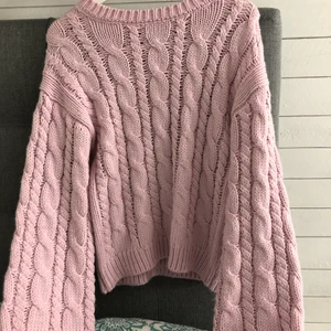 Stickad tröja från NA-KD - en mysig stickad tröja tröja från NA-KD i stl XXS men passar mig som vanligtvis är XS-S😊 säljer då den inte kommer till användning längre, köpt för ca 400kr men jag säljer för 100kr + frakt! Kan skicka fler bilder vid intresse☺️