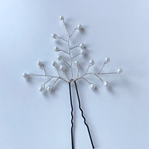 Handgjord hårnål silvet - Material - Silverfärgad dubble wire och vita glasspärlor 