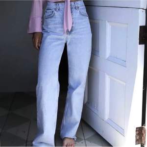 Säljer dessa slutsålda jeans ifrån zara! Köpta i somras och sparsamt använda. Köparen står för frakt (83kr) Dma vid intresse!😗